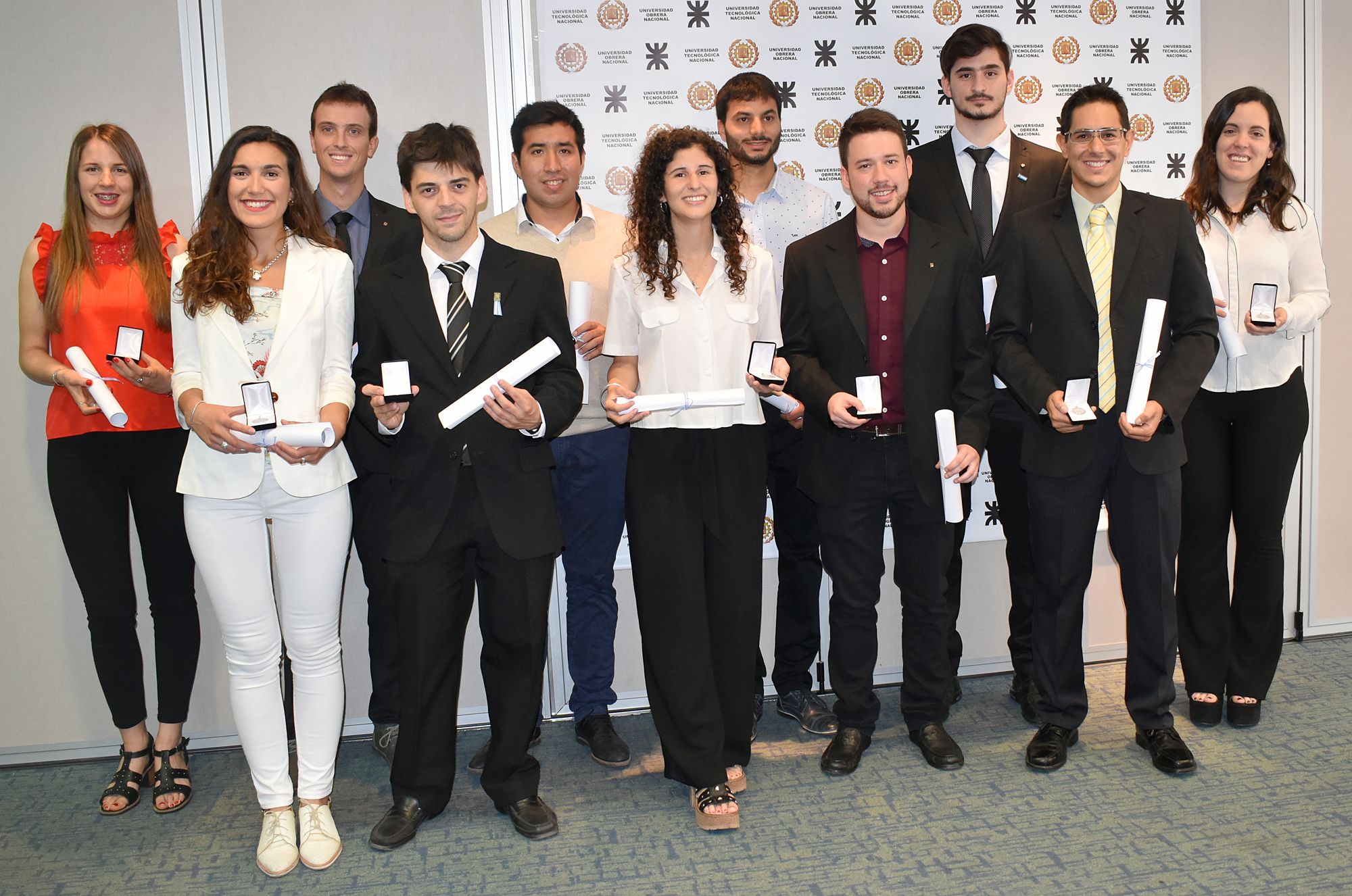 Graduados presentes en el acto (de izq. a der.): Geraldine Alejandra Neubirt Chávez, María Pilar Ceballos, Leandro Ariel Yoaquino, Darío Alejandro Kuruc, Pablo Williams Heredia, María Florencia Cresta, Juan José Malizia, Martín Ismael Espíndola, Agustín Emmanuel Griguol, Cristian Gabriel Ivanof, Virginia Magali Bragagnini Napolitano. UTN Graduados presentes en el acto (de izq. a der.): Geraldine Alejandra Neubirt Chávez, María Pilar Ceballos, Leandro Ariel Yoaquino, Darío Alejandro Kuruc, Pablo Williams Heredia, María Florencia Cresta, Juan José Malizia, Martín Ismael Espíndola, Agustín Emmanuel Griguol, Cristian Gabriel Ivanof, Virginia Magali Bragagnini Napolitano.