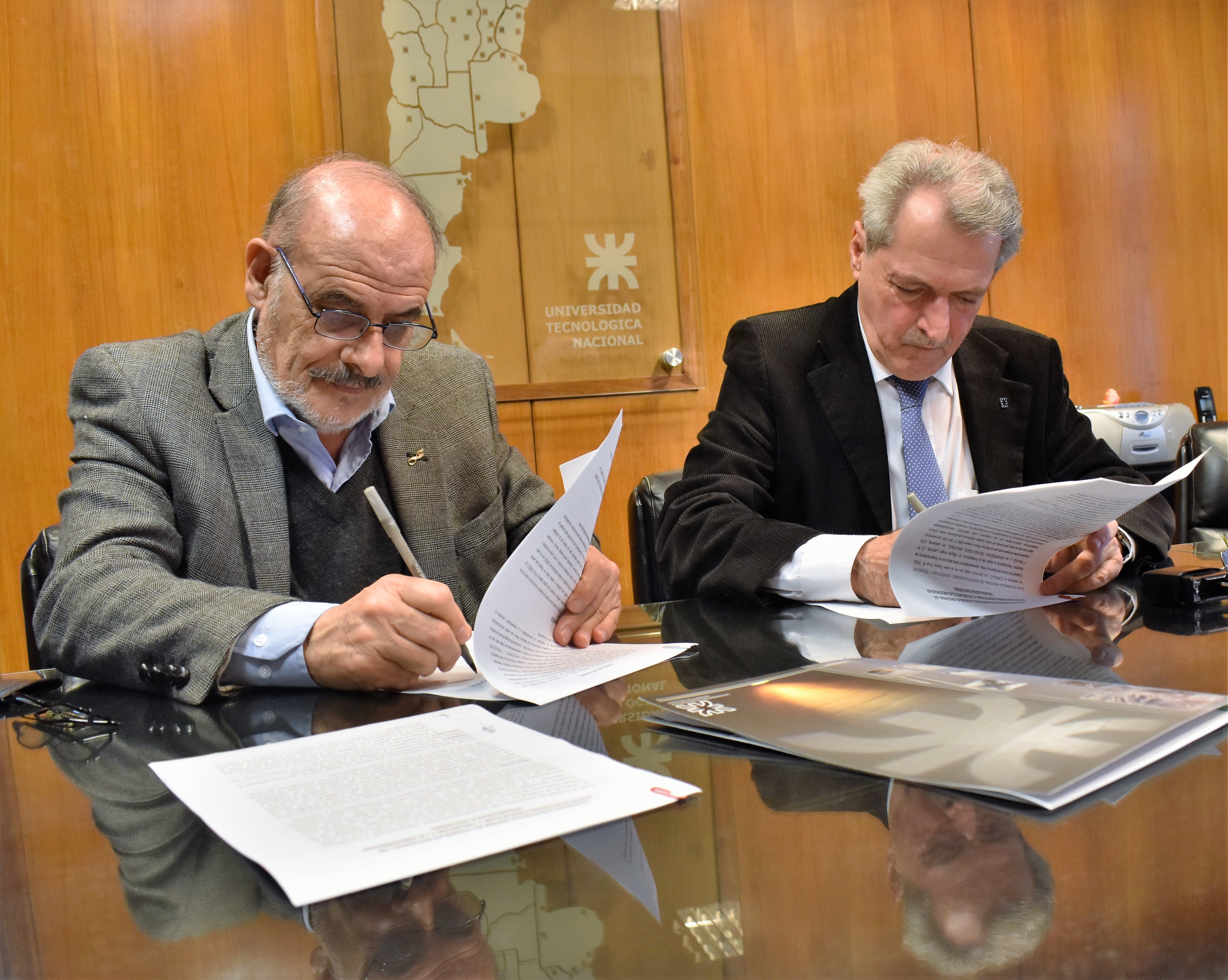 Dr. Laborde y el Ing. Aiassa en el momento de la firma. UTN Rectorado Noticias Secretaría Académica Formación docente