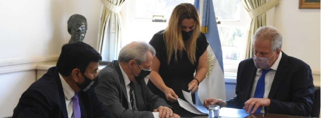Momento de la firma (de izq a der): Rioseco; Aiassa; Perczyk - Foto: web UTN FR Del Neuquén Momento de la firma (de izq a der): Rioseco; Aiassa; Perczyk - Foto: web UTN FR Del Neuquén
