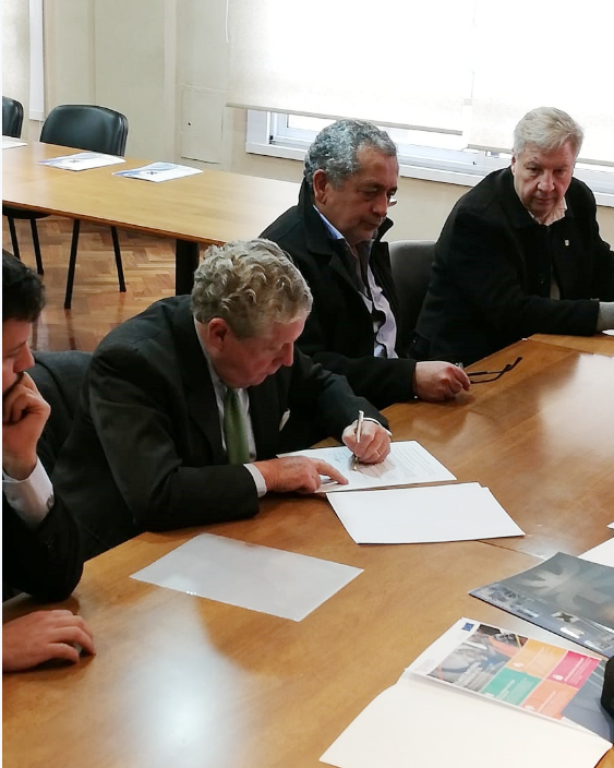 Firmando, Alfredo Caprile UTN Rectorado Noticias Secretaría Académica Formación docente