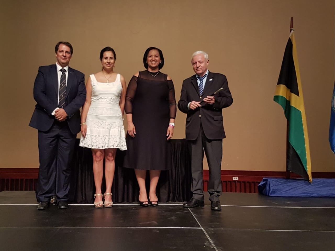 El acto formal de designación como presidente electo del Ing. Sosa se realizó en el marco de la cena de gala de la Multiconferencia, en el centro de convenciones de Montego Bay (Jamaica). En la foto acompañan al Ing. SOSA los ex presidentes de LACCEI Juan Carlos Quadrado de PORTUGAL, Adriana Páez Pino de COLOMBIA y Nilza Aples de JAMAICA